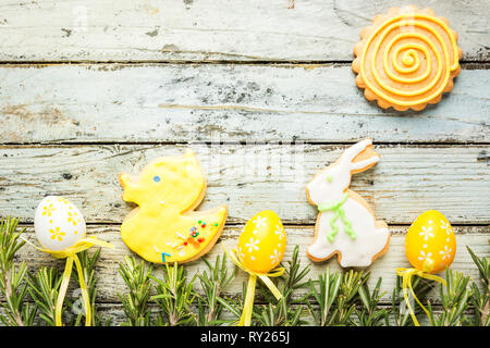 Ostern hausgemachte Lebkuchen Cookie über weiße Holztisch Stockfoto