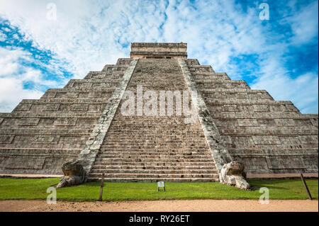 El Castillo oder Tempel der Kukulkan Pyramide, Chichen Itza, Yucatan, Mexiko Stockfoto