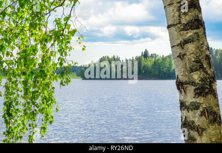 Idyllisch mit Blick auf den See und in der Nähe von Birken am Frühling Tag in Finnland Stockfoto