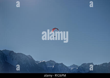 Gleitschirm Tandem über die Alpen fliegen. Stockfoto