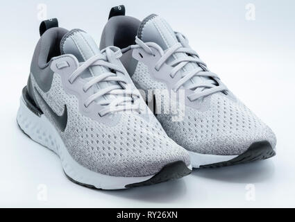 Nike Odyssey Reagieren grau Laufschuhe Ausschnitt auf weißem Hintergrund Stockfoto