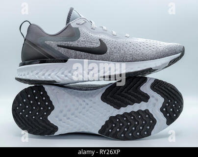Nike Odyssey Reagieren grau Laufschuhe Cut-out auf weißem Hintergrund Stockfoto