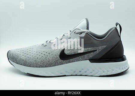 Nike Odyssey Reagieren grau Laufschuh Ausschnitt auf weißem Hintergrund Stockfoto