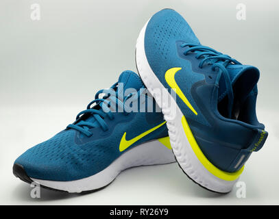 Blau Nike Odyssey reagieren Laufschuhe ausgeschnitten auf weißem Hintergrund Stockfoto