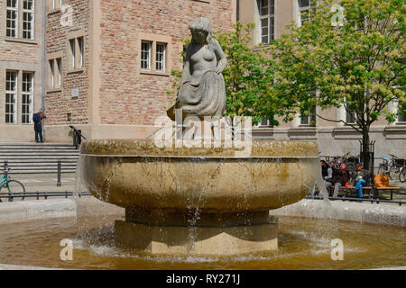 Rathausbrunnen, Rathaus Neukölln, Karl-Marx-Straße in Neukölln, Berlin, Deutschland Stockfoto