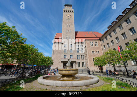 Rathausbrunnen, Rathaus Neukölln, Karl-Marx-Straße in Neukölln, Berlin, Deutschland Stockfoto