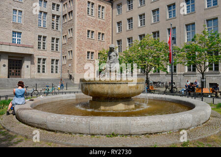 Rathausbrunnen, Rathaus Neukölln, Karl-Marx-Straße in Neukölln, Berlin, Deutschland Stockfoto