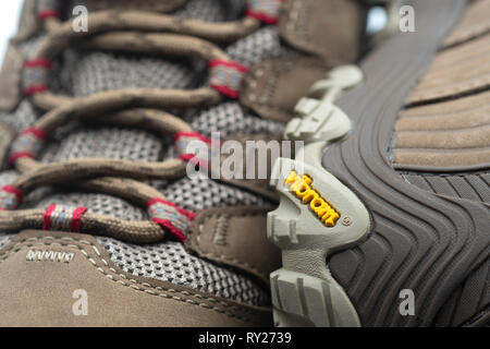 Nahaufnahme von Vibram Gummisohle auf Merrel Wanderschuhe Stockfoto