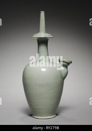 Wasser Ewer für Rituale (Kundika) mit eingeschnittenen Parrot Design, 1100. Steinzeug mit celadon Glasur, eingeschnitten und geschnitzten; Insgesamt: 35,3 cm (13 7/8 in Stockfoto