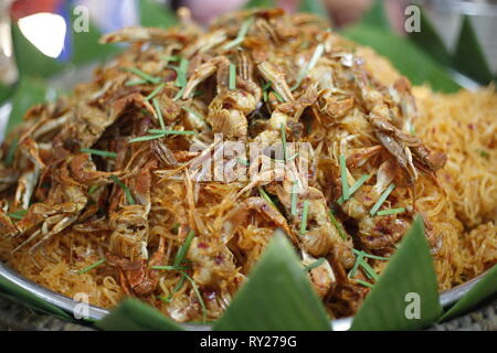 Frisch zubereitete asiatische gebratene gesalzene Krebse auf Glas Nudeln. Traditionelle thailändische Küche aus frischen Zutaten. Stockfoto