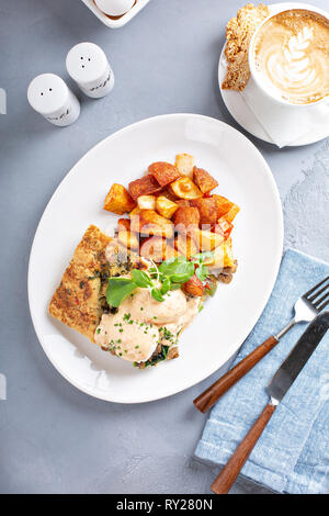 Eier Benedikt mit Focaccia und Kartoffeln Stockfoto