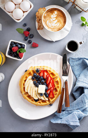 Waffel mit frischem Obst Stockfoto