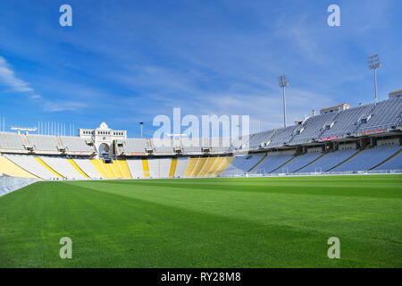BARCELONA, 10. März: Lluis Companys Olympiastadion grünes Gras, ohne die Menschen vor einem blauen Himmel am 10. März 2019 in Barcelona Stockfoto