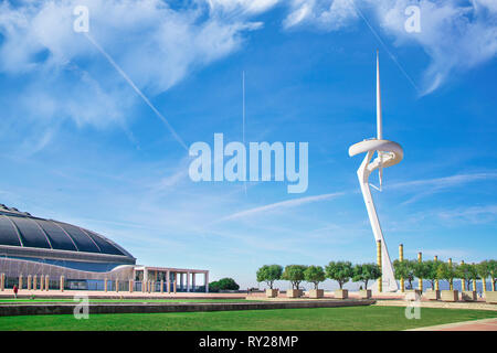 BARCELONA MÄRZ 10: Palau Sant Jordi sportlichen Gebäude neben Telefonica Telecom Antenne vor blauem Himmel am 10. März 2019 in Barcelona Stockfoto