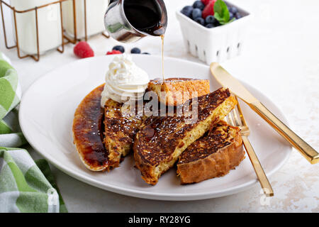 French Toast mit karamellisierten Bananen Stockfoto