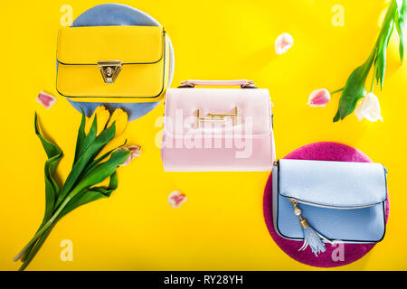 Feder weibliche Kleidung und Accessoires mit Tulpen. Stilvolle Handtaschen mit Baskenmütze und Blumen. Mode Stockfoto