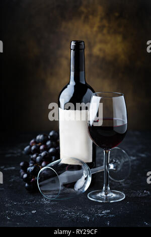 Rotwein und Gläser Stockfoto