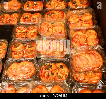 Italienische verpackt kleine Pizzen für den Verkauf in den Fast Food Store Stockfoto