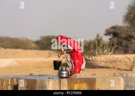 Frau Wasser holen in der Wüste Thar, Khuri, Rajasthan, Indien, Asien Stockfoto