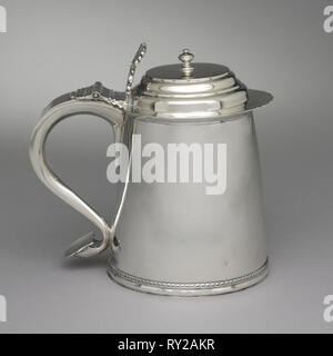 Tankard, C. 1710. Samuel Vernon (American, 1683-1737). Silber; mit Griff: 20,7 x 21,8 cm (8 1/8 x 8 9/16 Zoll Stockfoto