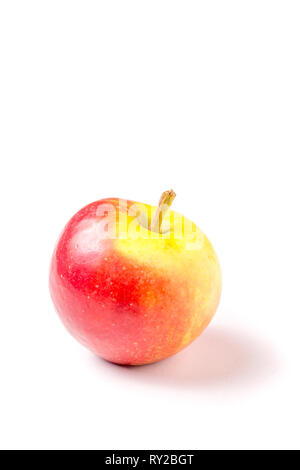 Eine rot grün Bio Apfel auf weißem Hintergrund Stockfoto