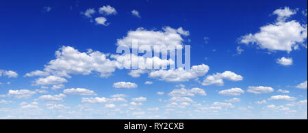 Cloudscape Panorama - Blauer Himmel und weiße Wolken Stockfoto