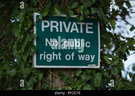 Warnschild an einem strassenrand Baumstamm. PRIVATE Keine öffentlichen rechts weg. Eingang zu einem Bauernhof. Die Registrierung eines Besitzer Angst, Schuld, Vandalismus, Diebstahl, Verlust der Privatsphäre. Norfolk. England. ​ Stockfoto