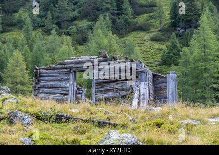 Ruine einer Chalet in Österreich: idyllische Landschaft in den Alpen Stockfoto