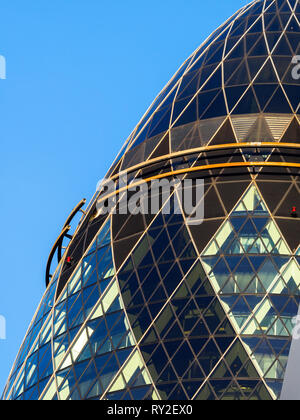 Detail der 30 St Mary Axe (häufig informell als The Gherkin bekannt und war zuvor als Swiss Re Gebäude) - London, England Stockfoto