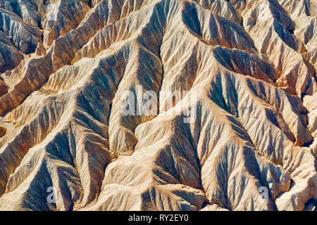 Berge entlang der Dasht-e Lut Wüste im Iran, im Januar 2019 genommen, hdr genommen Stockfoto