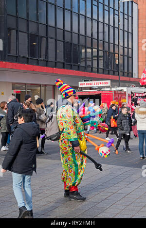 Eine street Entertainer gekleidet wie ein Clown Verkauf von Ballons in Liverpool, Großbritannien Stockfoto