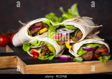 Burritos Tortilla Wraps mit Rindfleisch und Gemüse. Stockfoto