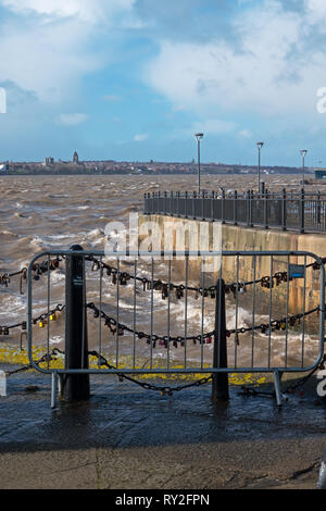 Flut auf den Fluss Mersey am Albert Dock an einem stürmischen Tag. Stockfoto