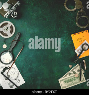 Zusammensetzung mit verschiedenen Positionen für Detektiv auf Holz- Hintergrund Stockfoto