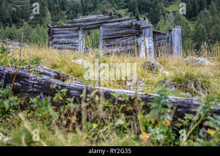 Ruine einer Chalet in Österreich: idyllische Landschaft in den Alpen Stockfoto