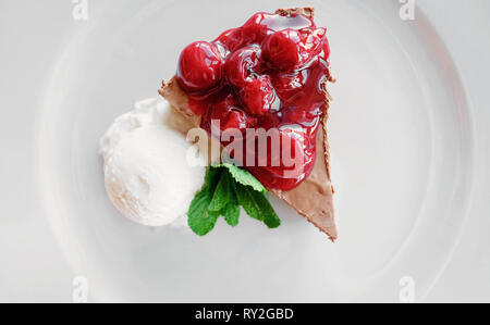 Nachtisch Eis Schokolade Kuchen Kirsch Mint im Cafe Stockfoto