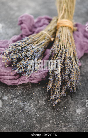 Zwei getrocknete Lavendel auf dunklen Holztisch Stockfoto
