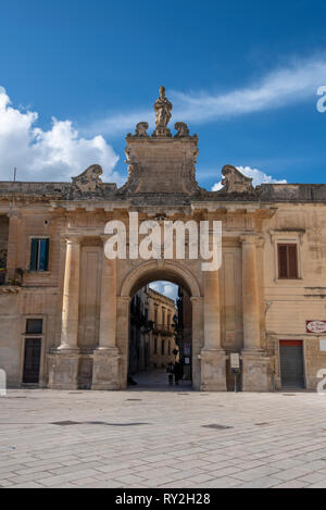 Porta San Biagio Tor in Piazza di Italia Square. Einer der drei historischen Tore das historische Zentrum der Stadt zu gelangen. Lecce, Apulien, Italien Stockfoto