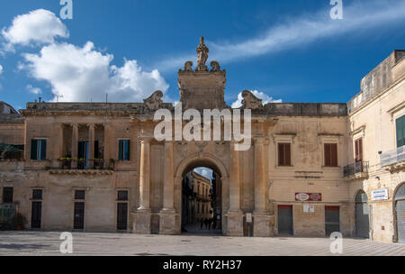 Porta San Biagio Tor in Piazza di Italia Square. Einer der drei historischen Tore das historische Zentrum der Stadt zu gelangen. Lecce, Apulien, Italien Stockfoto