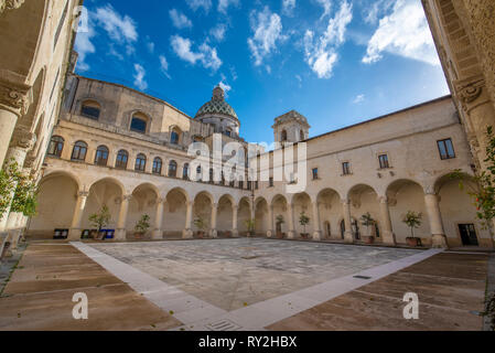 Innenhof der Universität Salento - UniSalento (Università del Salento) und die Kuppel der Kirche Maria ss del Carmine. Lecce, Italien Stockfoto