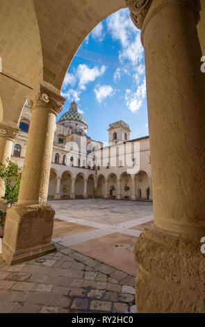 Innenhof der Universität Salento - UniSalento (Università del Salento) und die Kuppel der Kirche Maria ss del Carmine. Lecce, Italien Stockfoto