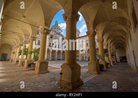 Innenhof der Universität Salento - UniSalento (Università del Salento) und die Kuppel der Kirche Maria ss del Carmine. Lecce, Italien Stockfoto