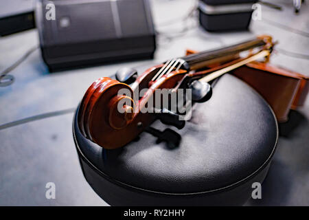 Cello im Studio Stockfoto