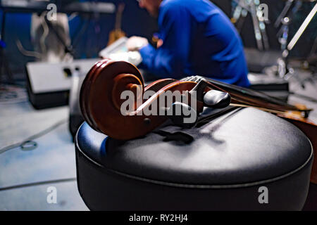 Cello im Studio Stockfoto