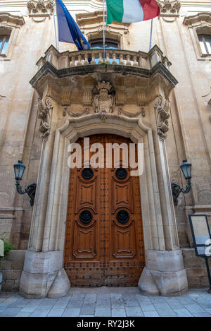 Lecce, Apulien, Italien - historischen mittelalterlichen Zentrum in der Altstadt. Anzeigen und Detail einer alten Tor und Tür. Die Region Apulien Stockfoto