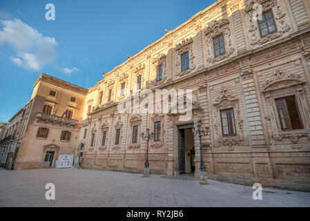 LECCE, Apulien, Italien - Palazzo della Provincia (Palast der Provinz) - Palazzo dei Celestini (Celestines Palast) in die alte Barockstadt. Region Apulien Stockfoto