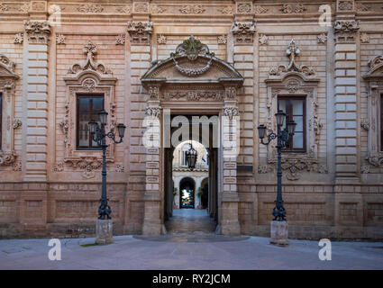 LECCE, Apulien, Italien - Palazzo della Provincia (Palast der Provinz) - Palazzo dei Celestini (Celestines Palast) in die alte Barockstadt. Region Apulien Stockfoto