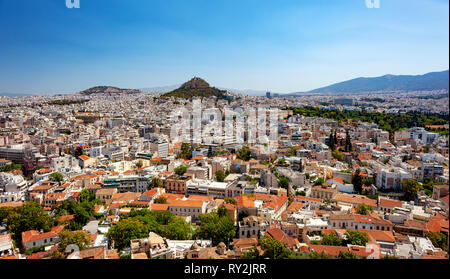 Stadtbild von Athen und den Lycabettus Hügel, auch bekannt als Lykabettos, Lycabettos oder Lykavittos. Es ist eine Kreide Kalkstein Hügel in Athen, Griechenland. Stockfoto