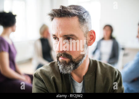 Eine Taille-up Portrait von älteren depressiven Mann während der Therapie. Stockfoto