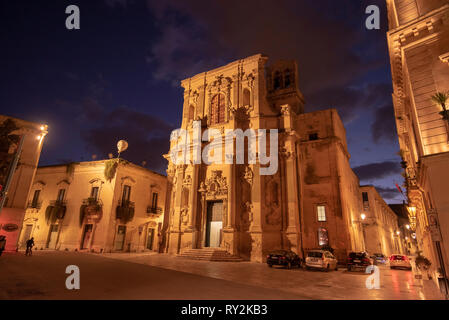 Lecce, Apulien, Italien - Fassade der katholischen Kirche der Hl. Klara (Chiesa di Santa Chiara) In Piazzetta Vittorio Emanuele II Square bei Nacht. Apulien Stockfoto